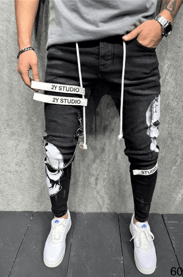 Spodnie jeansowe męskie czarne rurki z wzorem czaszki i łańcuchem