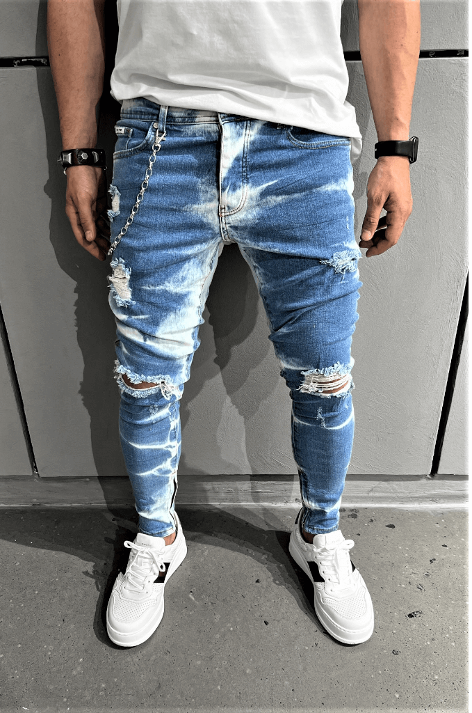 Spodnie jeansowe męskie rurki niebieskie z łańcuchem i dziuarmi na kolanach