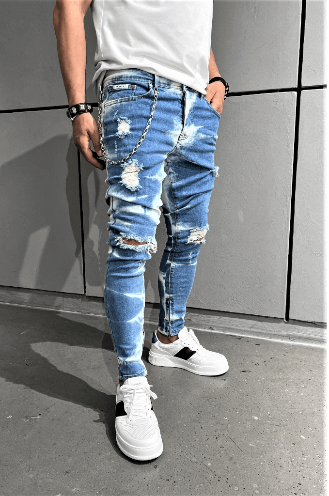 Spodnie jeansowe męskie rurki niebieskie z łańcuchem i dziuarmi na kolanach