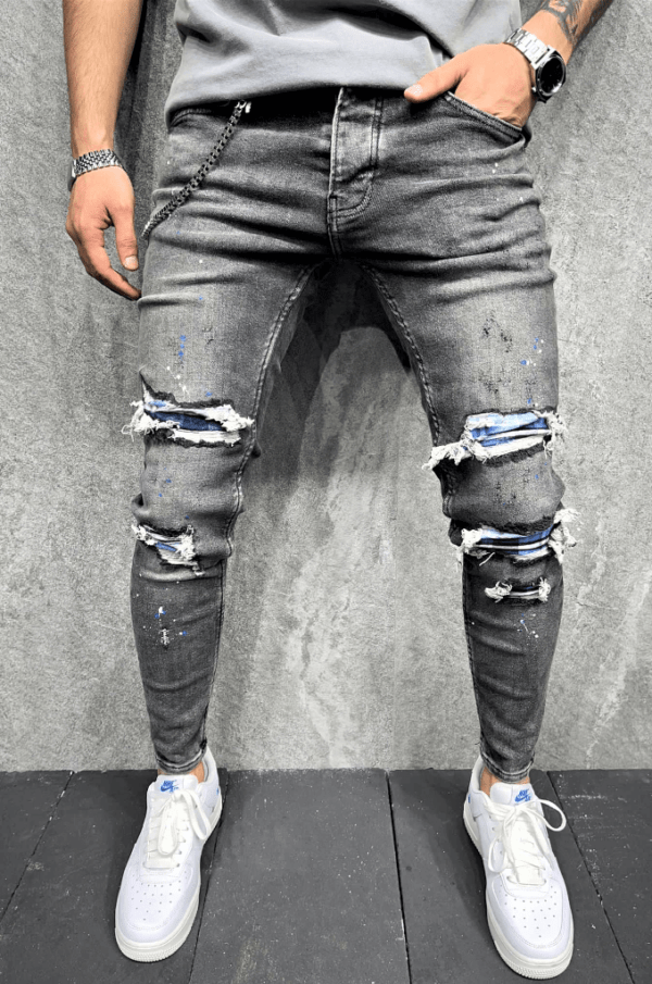 Spodnie jeansowe męskie szare rurki z dziurami w kolanach i plamami farby oraz łańcuchem