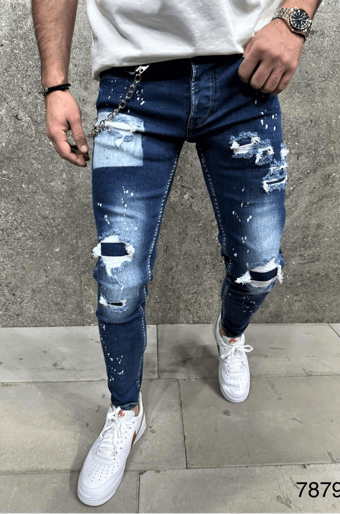 Spodnie jeansowe męskie rurki niebieskie z łatami łańcuchem i plamami farby i dziurami