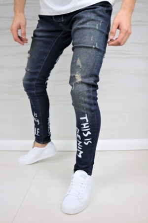 Spodnie jeansowe męskie slim fit z białymi napisami i przetarciami